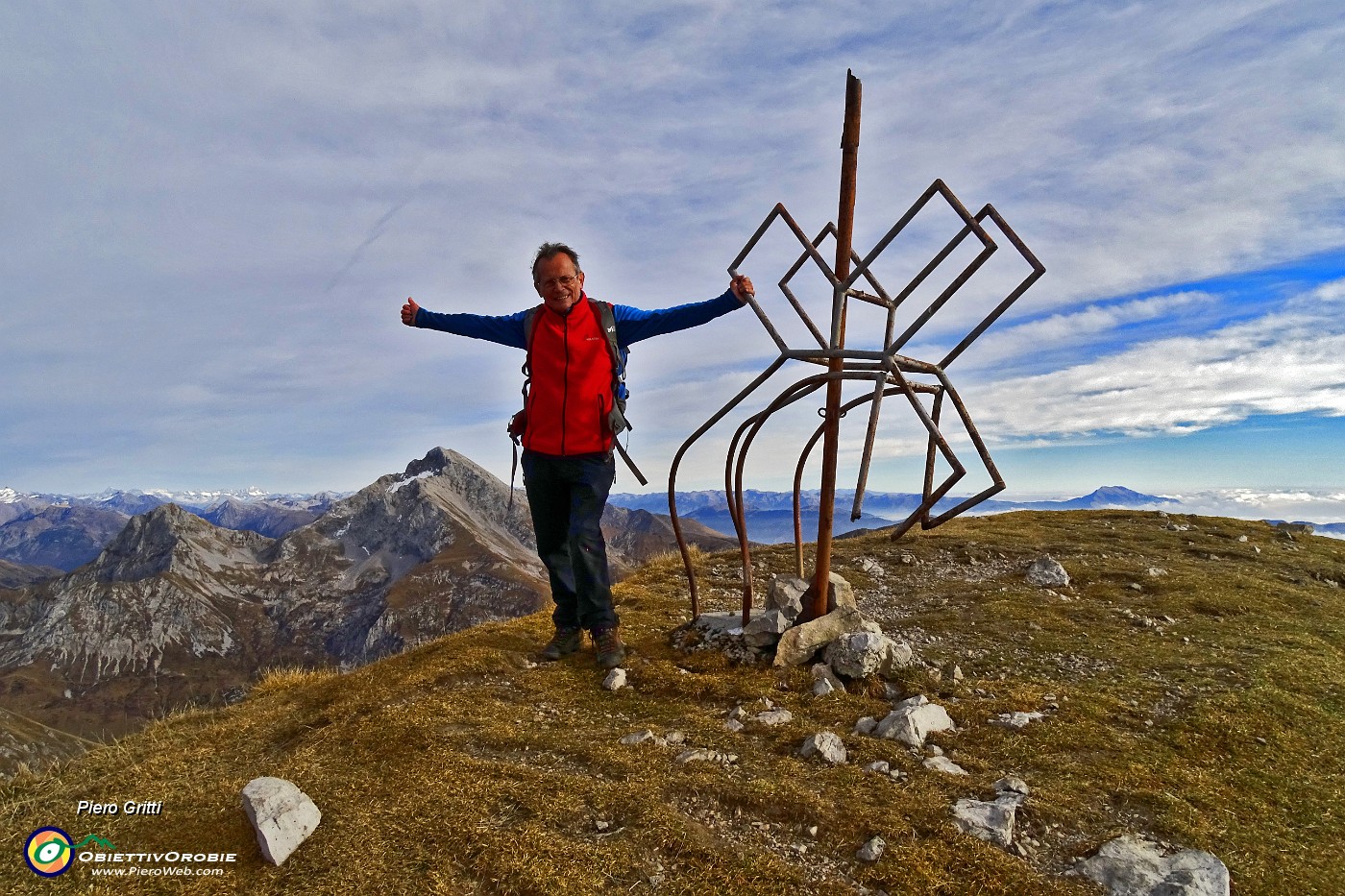 47 Alla croce di Cima Menna con vista in Arera-Corna Piana.JPG -                                